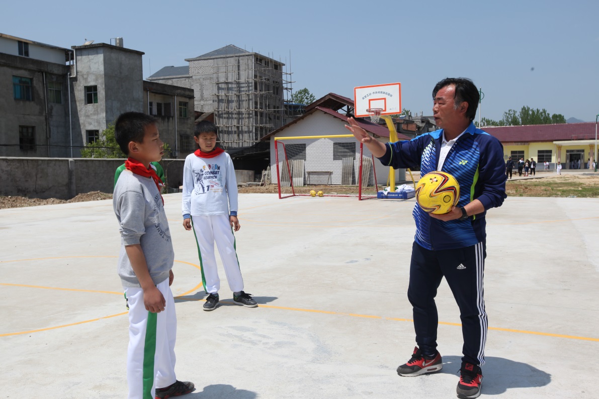 乐视体育走进大别山希望小学捐赠电视球服助力校园足球