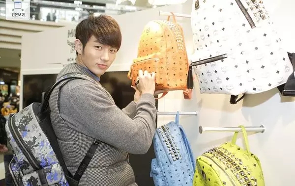 这个包包有什么魅力？一夜之间收了中韩两国明星的心