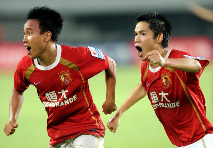 他外号“矮脚虎”，技术鲜明，代表广州队出场过百！