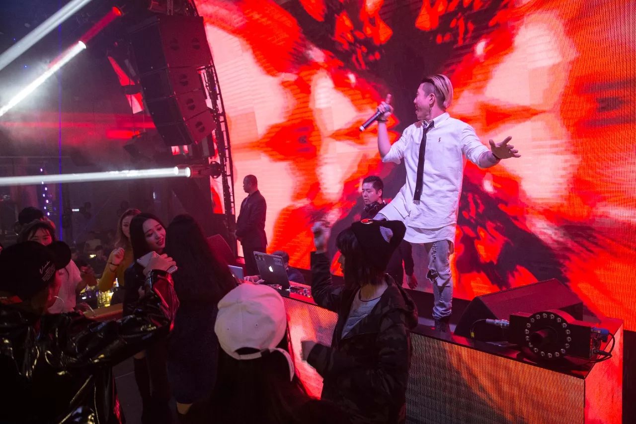 成都最高的酒吧，佳酿、美女、电音、轰趴，这个圣诞在这都能找到