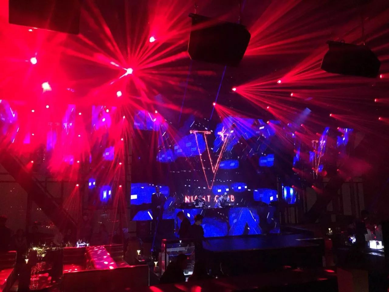 成都最高的酒吧，佳酿、美女、电音、轰趴，这个圣诞在这都能找到