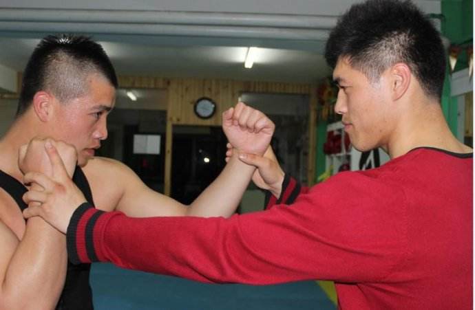 散打的实战姿势和步法,散打格斗式练习法基础训练方案