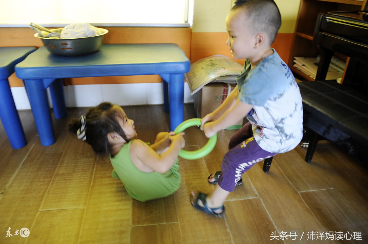 输了球，孩子哭着骂队友：“我跟三傻子踢球”，网友却力挺