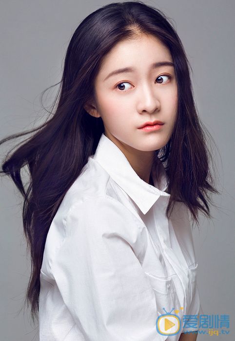 张雪迎气质婉约娇艳靓丽甜美灵动,张雪迎机场清爽造型少女感十足