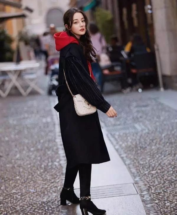 冬天出镜率最高的黑色短靴，搭配裤袜阔腿裤收获“筷子腿”的效果