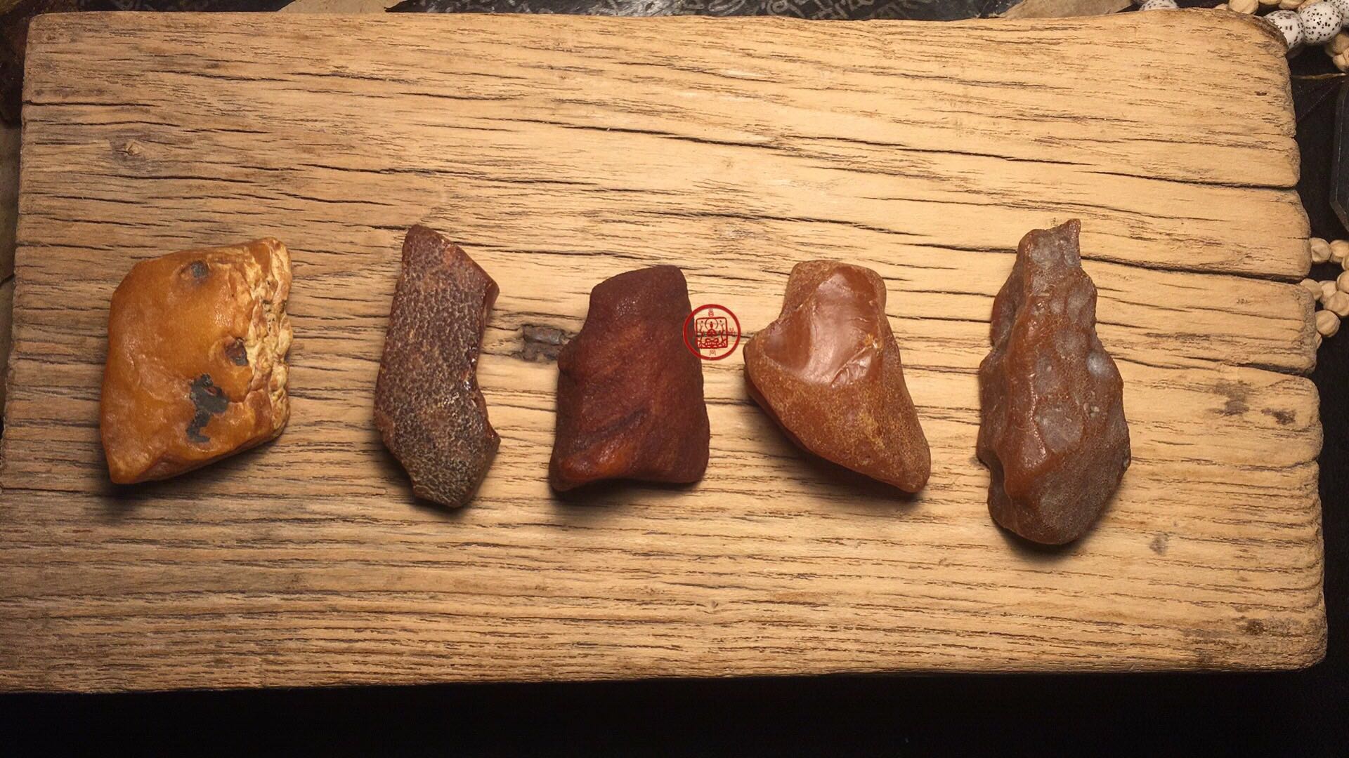 如何挑选鸡油黄蜜蜡原石,怎样挑选蜜蜡原石