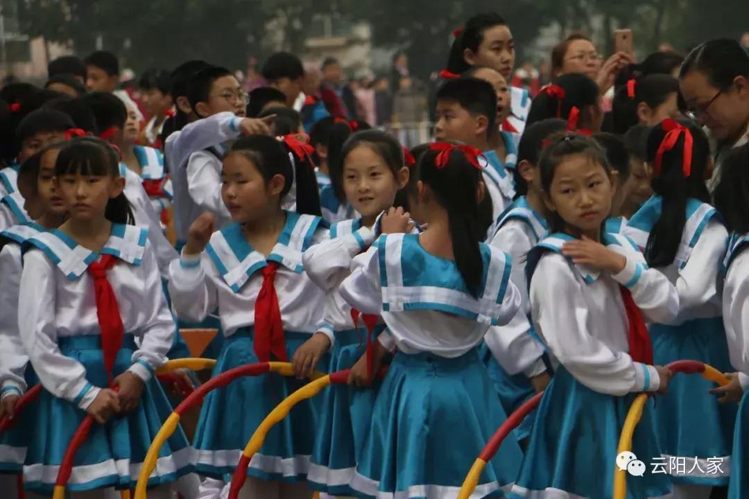第三届中小*运学**动会开幕,花式表演拍手叫好,上万云阳人围观!