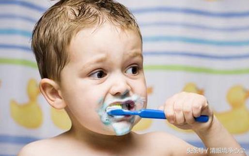 拿蛀牙不当回事,小孩儿蛀牙反复长脓包需要拔牙吗