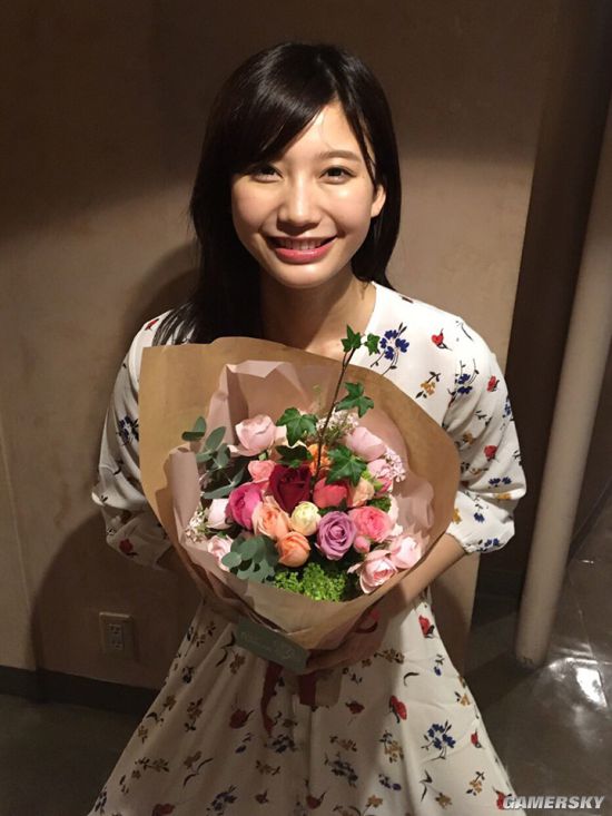 18岁新人太出彩岛国杂志美女福利写真