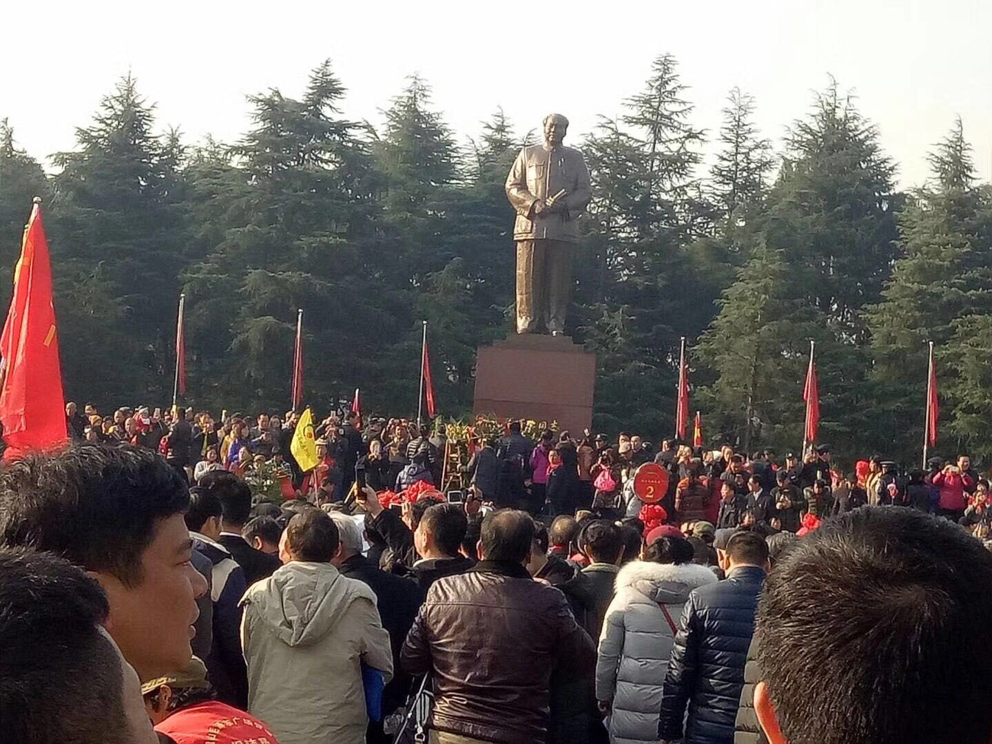 韶山前来瞻仰的人山人海,韶山游客中心人山人海