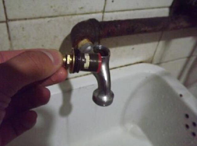 洗澡间水龙头开关滴水维修方法,净水器水龙头滴水维修视频教程