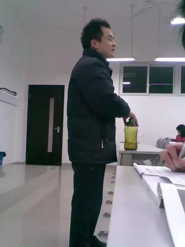 小强蜀熟:我的头像背后,有个厂牌叫饭没劲特派队