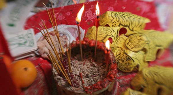 有小人侵扰，可以去香港打小人，这种地道的香港文化，不是诅咒