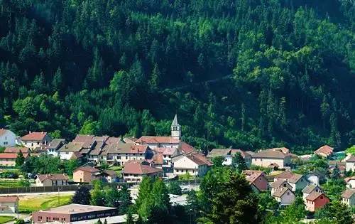 在成都买套房子的钱，出国能干点啥？看完心酸！