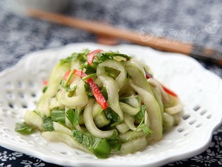 西瓜皮可以凉拌着吃吗,凉拌西瓜皮最好吃的做法