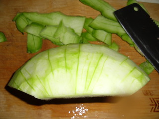 西瓜皮可以凉拌着吃吗,凉拌西瓜皮最好吃的做法