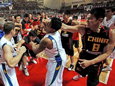 他是中国篮坛的“拳王”，组合拳打晕巴西*男猛**，现为三个娃的老爸