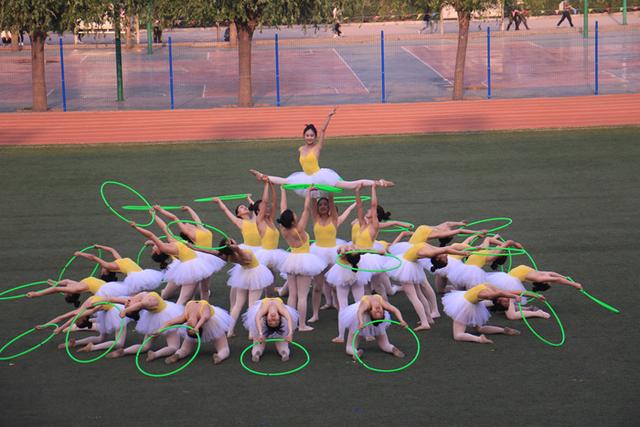 大学啦啦队选拔靠“偶遇”短裙长腿一字马是标配