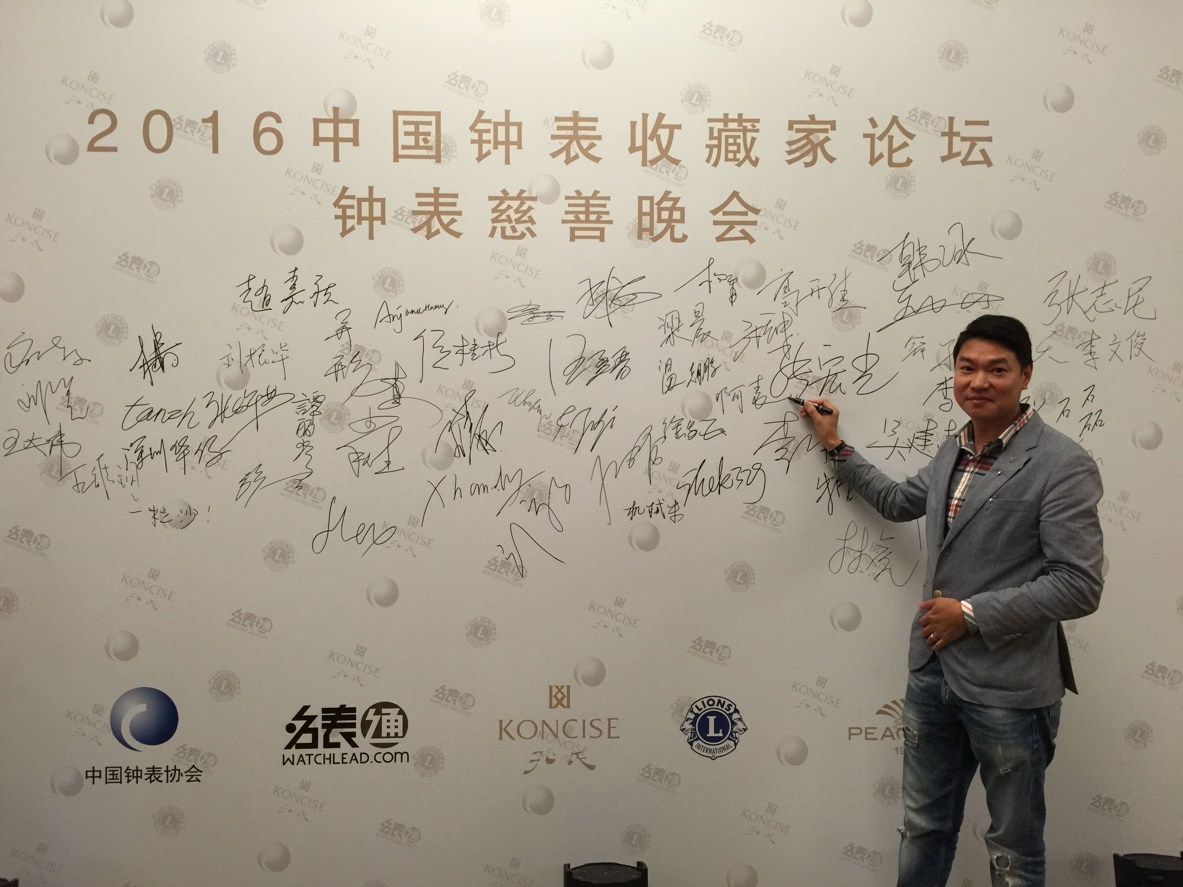 钟表收藏家展示自己的藏品,中国民间古董钟表收藏家