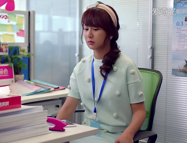 欢乐颂关雎尔同款黑花衣服,欢乐颂第一季关雎尔同款红色牛仔