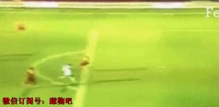 GIF-幸运女神的微笑！躺着也能进球！