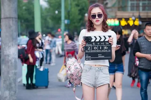 歌曲爱笑的女孩运气不会太差,爱笑的女孩子运气都不会太差