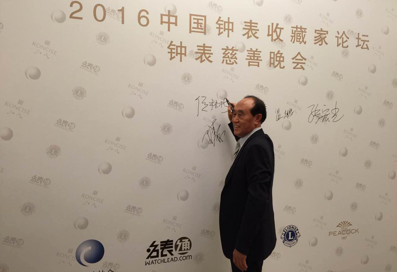 钟表收藏家展示自己的藏品,中国民间古董钟表收藏家