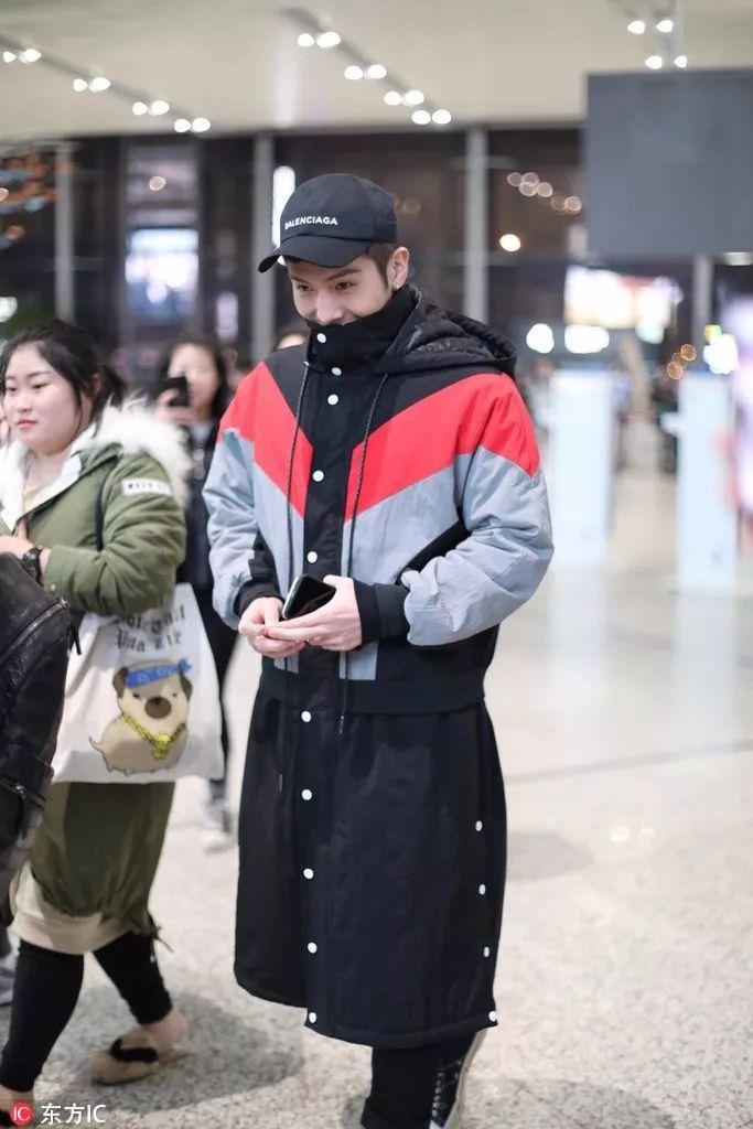 井柏然穿黑色羽绒服,井柏然穿羽绒服