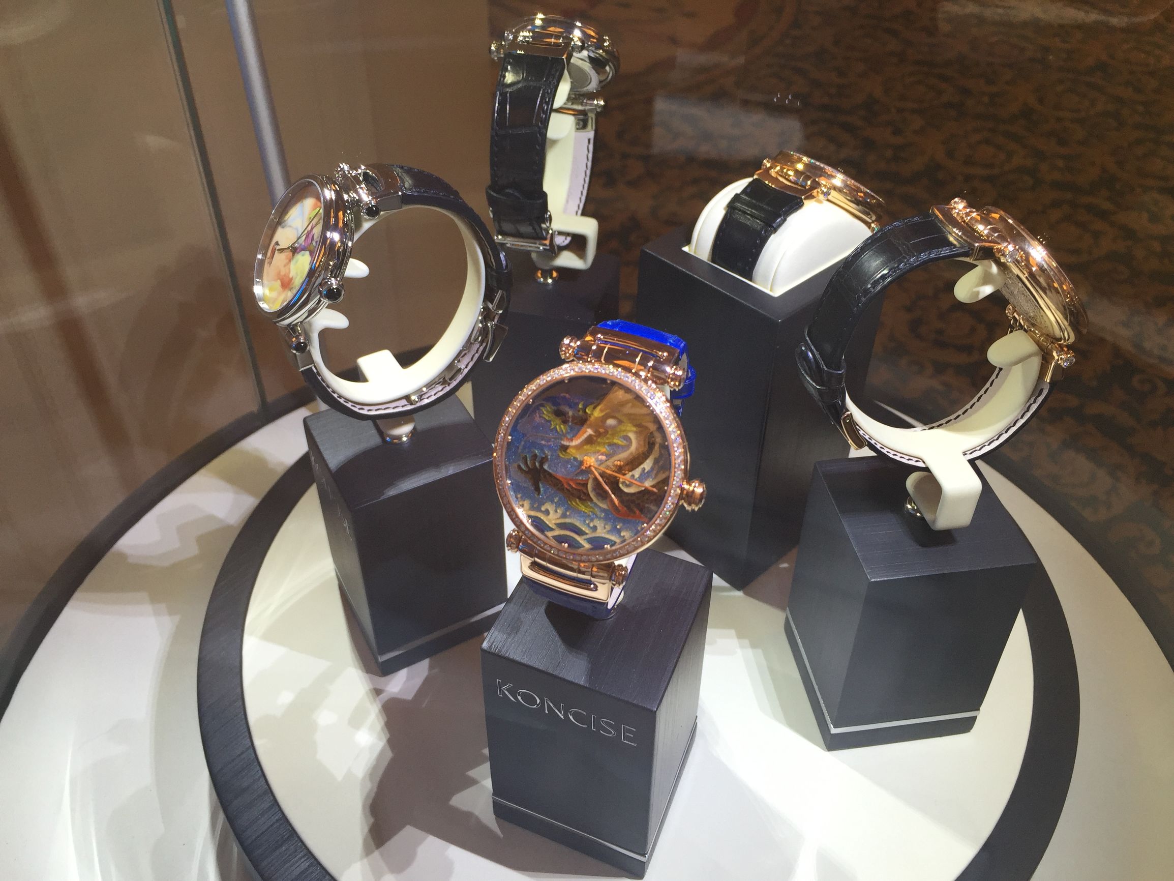 钟表收藏家展示自己的藏品,中国民间古董钟表收藏家