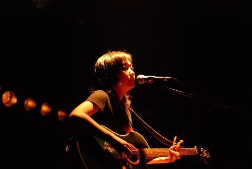 歌曲你让我感动歌词,曾让你感动的人是哪首歌的歌词