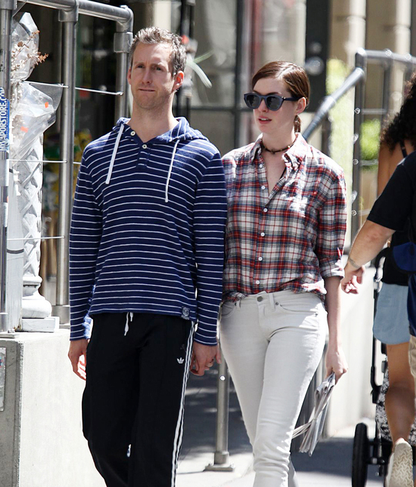 安妮海瑟薇挺孕肚出街,安妮海瑟薇项链珠宝