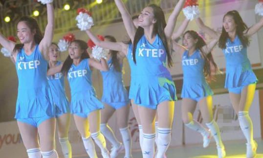 大学啦啦队选拔靠“偶遇”短裙长腿一字马是标配