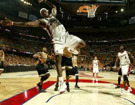 勒布朗詹姆斯成名前的故事 (勒布朗詹姆斯感人故事)