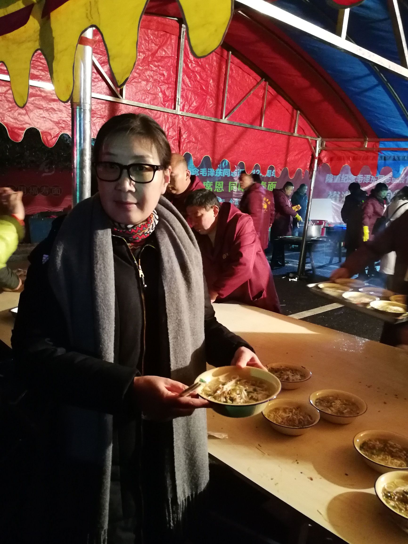 韶山前来瞻仰的人山人海,韶山游客中心人山人海