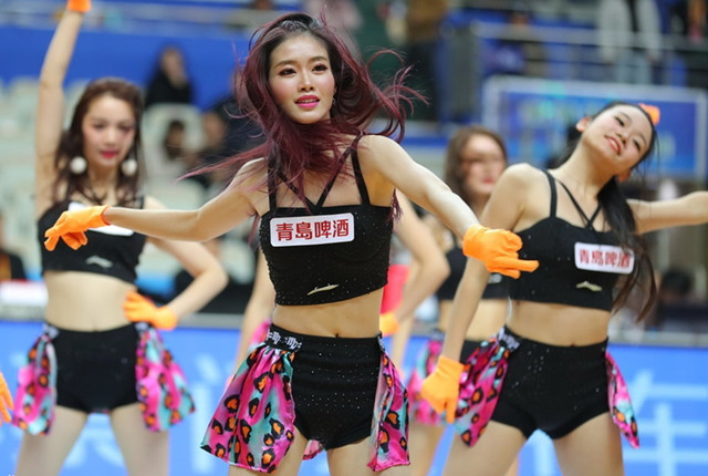 看篮球热血沸腾,看到篮球赛场认真拼搏的孩子们