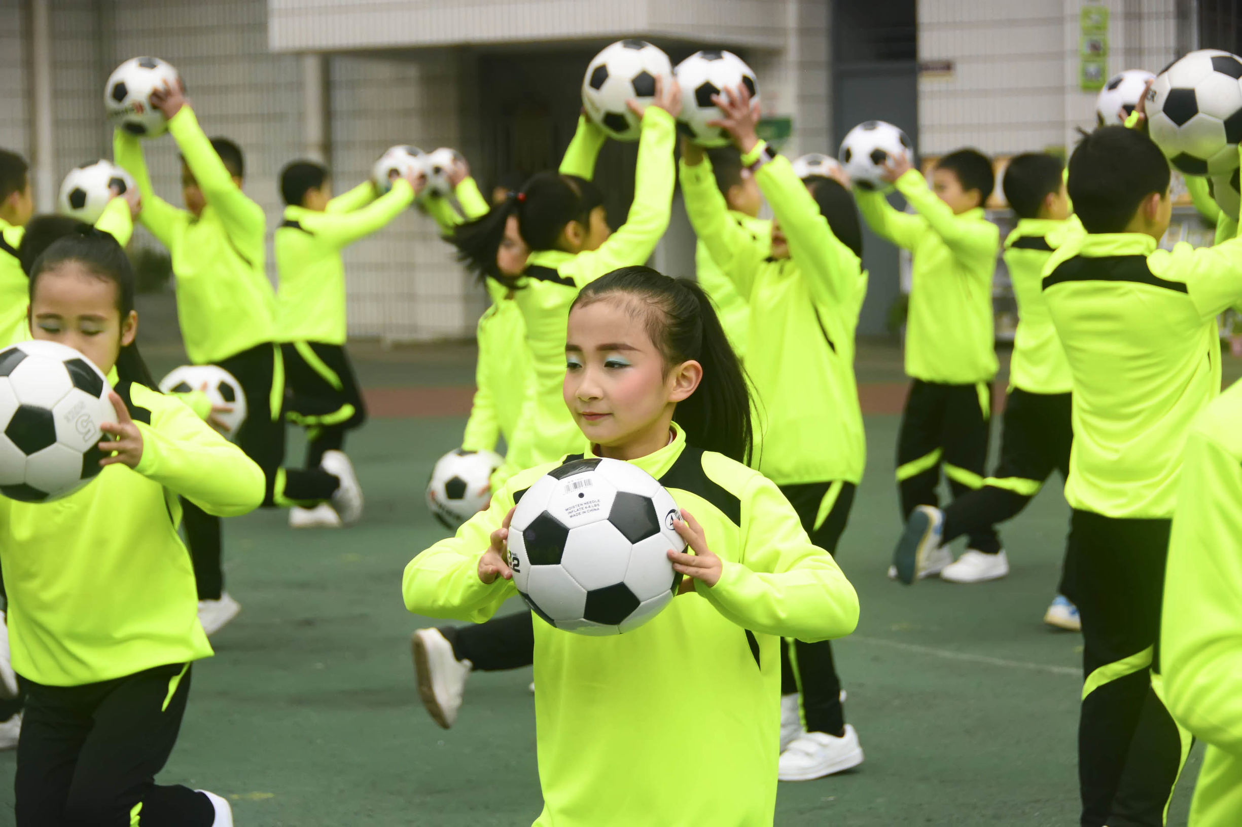 红山区第17小学足球啦啦操,三小校运会啦啦操