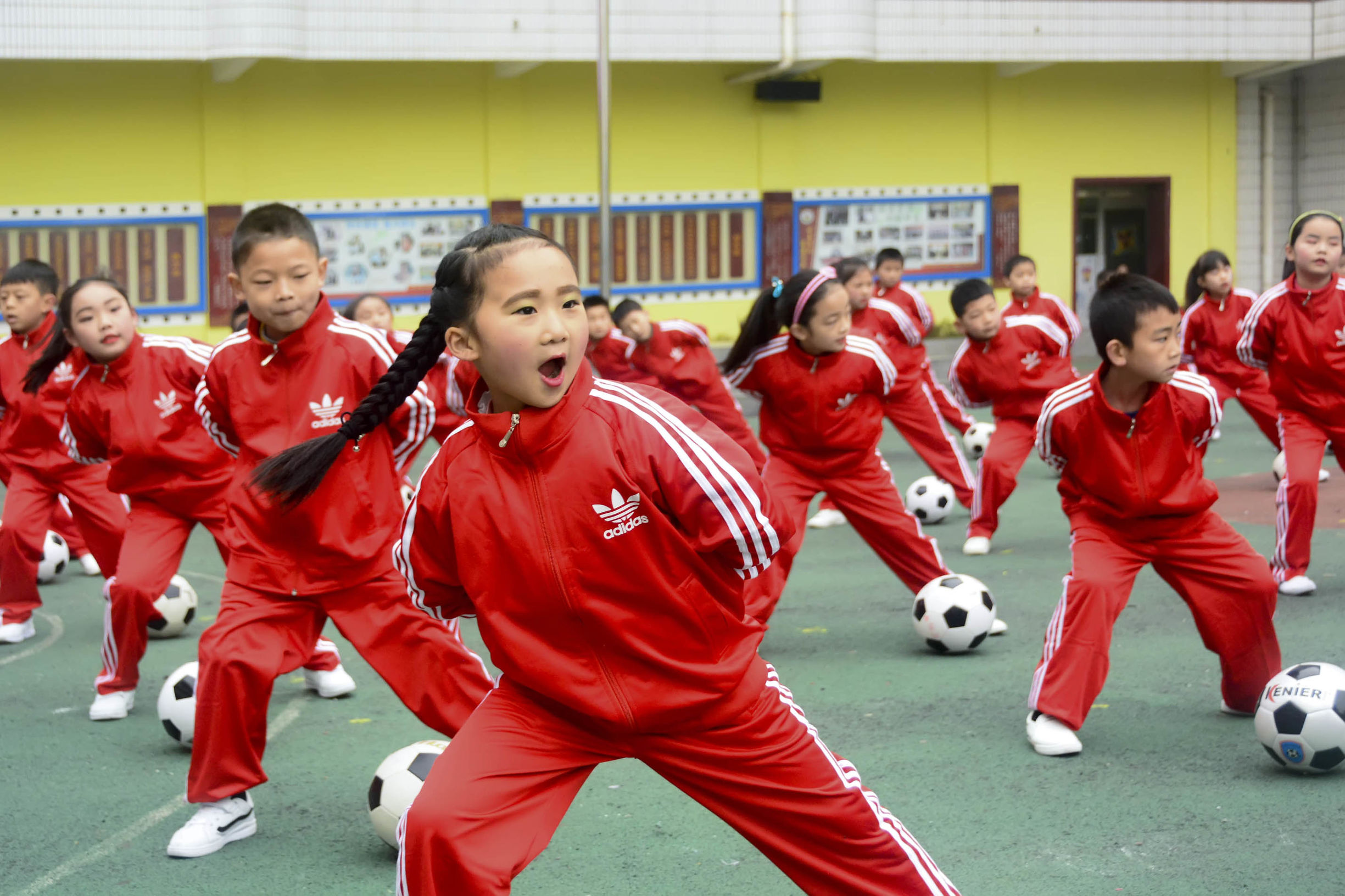 三小校运会啦啦操,巴中市巴州区三小足球操
