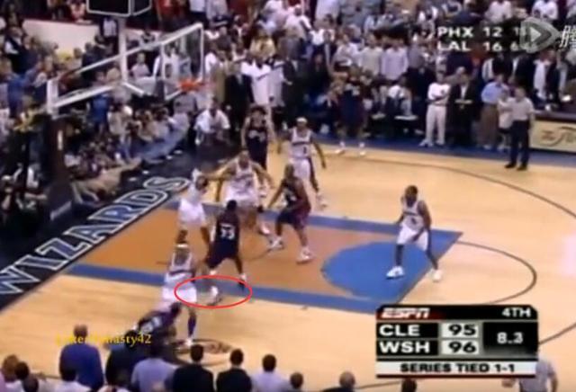 詹姆斯走步绝杀奇才gif,詹姆斯踩线三分绝杀活塞