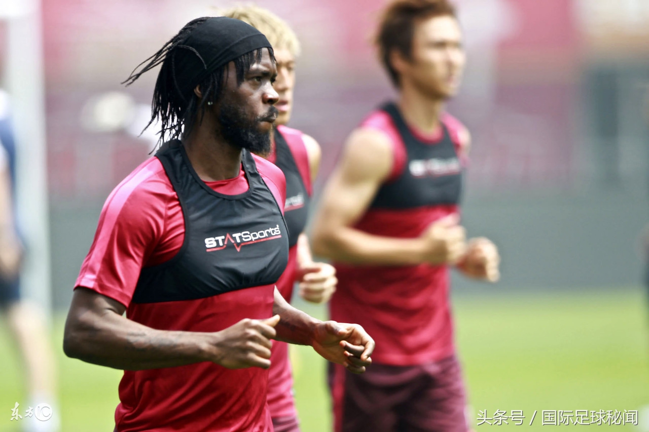 那些踢球开外挂的人,自带外挂的足球