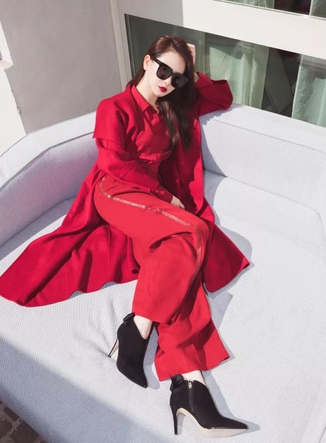 赵丽颖新年红色蝴蝶结造型,露背裙赵丽颖热巴刘诗诗