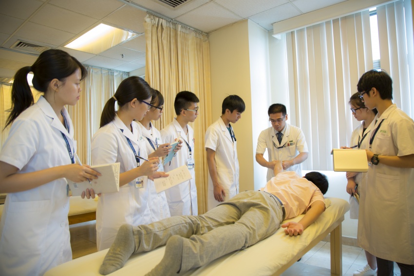 这个实习生有毒，手术前把带教老师的裤子脱下来了……