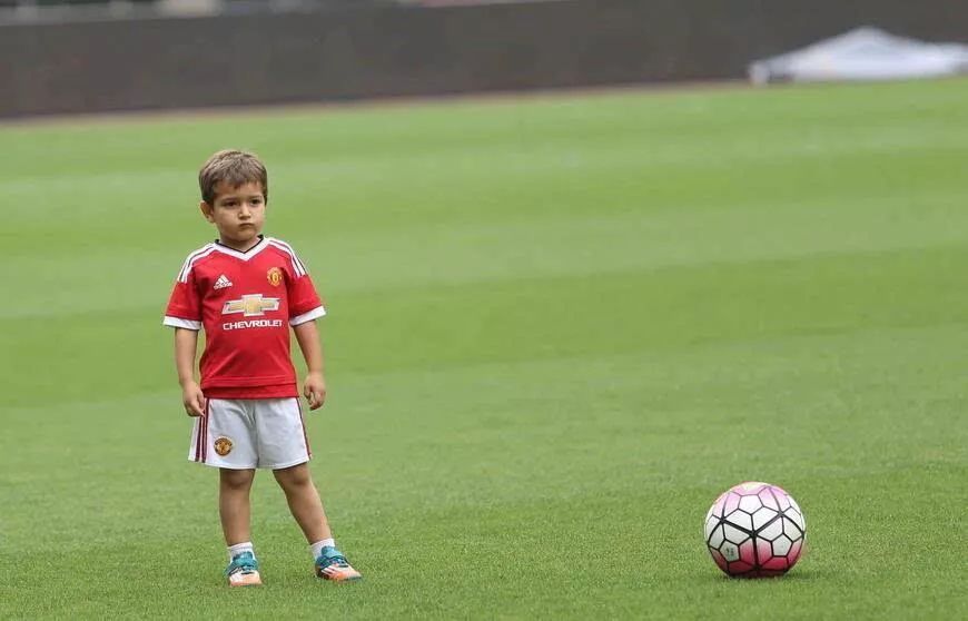 爱踢球的人需要几双足球鞋 (喜欢踢球的人需要一双好的球鞋)