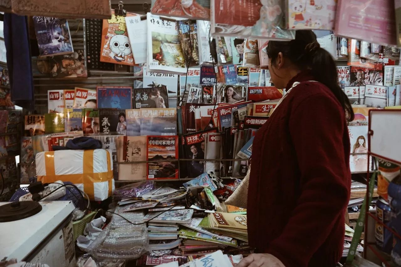 原来一个东街口的距离，不过寥寥几座报刊亭