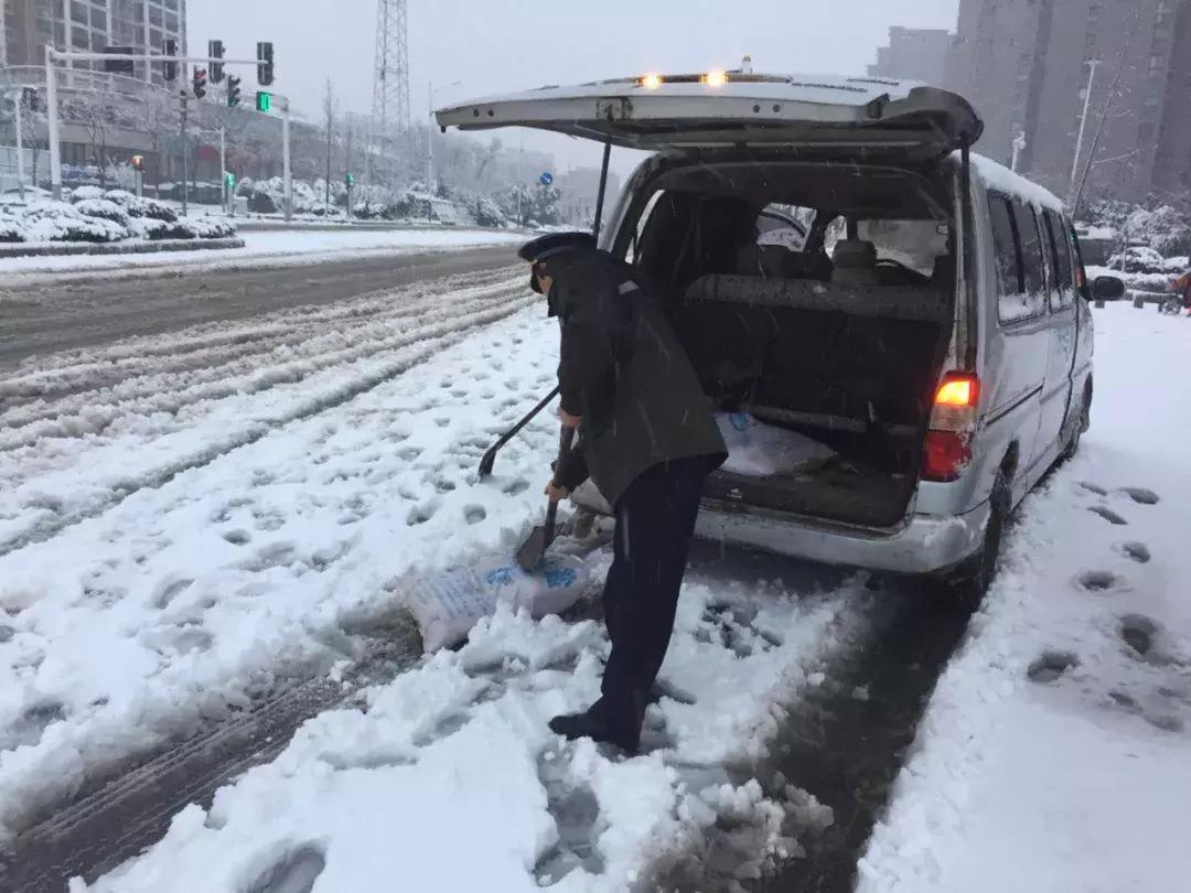 大雪袭城，却畅通无阻！只因为有可敬的他们