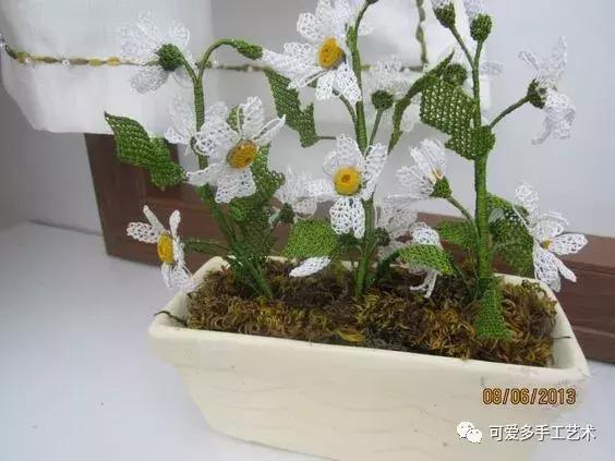 只是用针穿上了线不断绕圈打结，做出来的仿真花竟然比钩的还好看