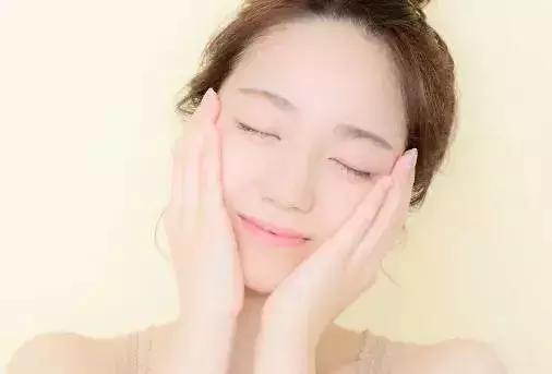 爽肤水柔肤水哪个好些,柔肤水爽肤水有什么区别