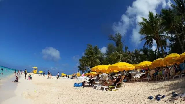 上午在广州捂白过严冬,下午在塞班岛放肆晒黑