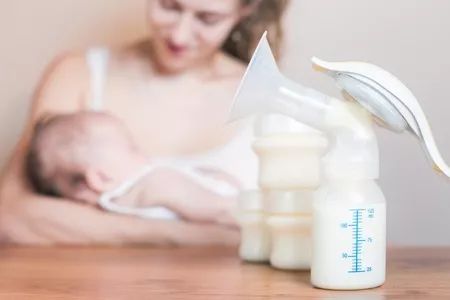 母乳有细菌怎么喂养,母乳放冰箱会有细菌吗