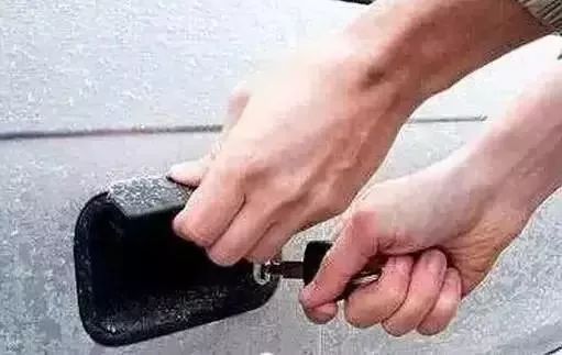 雪天车玻璃冻住如何解冻,雪天车挡风玻璃结冰怎么办视频