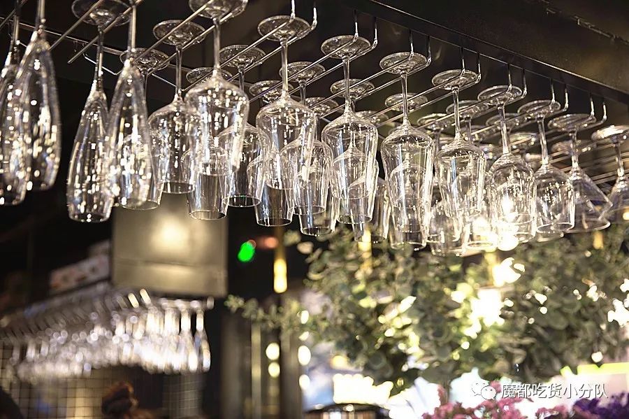 端不动的鱼缸鸡尾酒，边嚼边喝